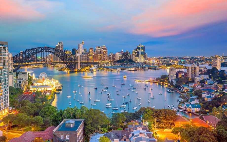 What are the reasons to visit Sydney?